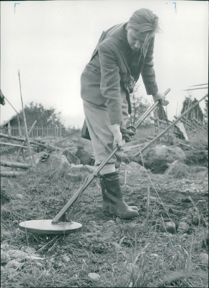 There was definitely something here, Amanuens Evert Baudou halted the loud squeaking minletar over a suspect in Tuva. - Vintage Photograph