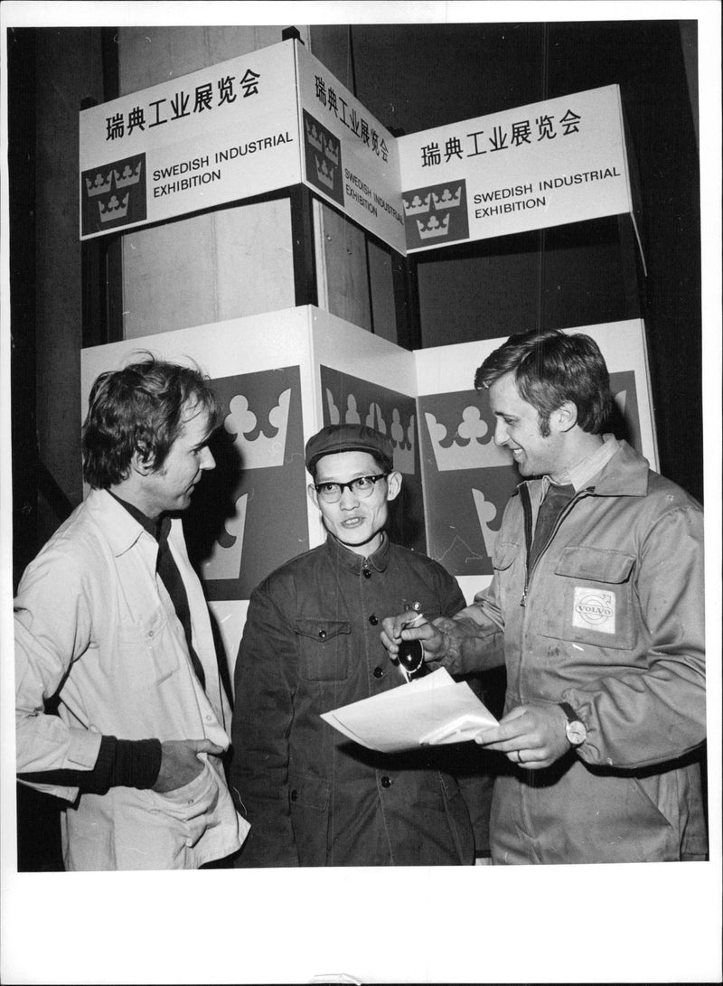 Lennart Olverén from Volvo with his Chinese interpreter at Eriksmässan. - Vintage Photograph