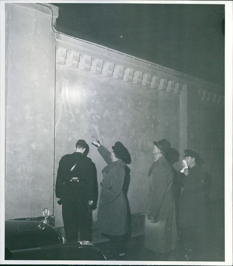 Långholmen Prison - Guard staff and police are investigating the location where the traces show that one of the runaways has crossed the wall - Vintage Photograph