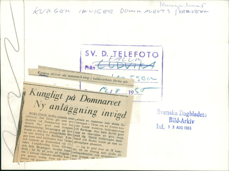 King Gustaf VI Adolf in official business 1965.
The king writes his signature in the first puzzle of the Cold War. - Vintage Photograph