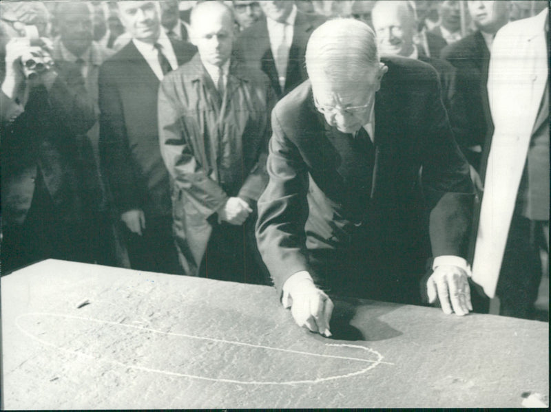 King Gustaf VI Adolf in official business 1965.
The king writes his signature in the first puzzle of the Cold War. - Vintage Photograph