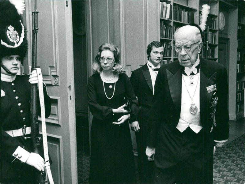 The King's House King Gustaf VI Adolf in official business in 1972. The Swedish Academy's solemn meeting in the Exchange, together with Princess Christina and Crown Prince Carl Gustaf. - Vintage Photograph