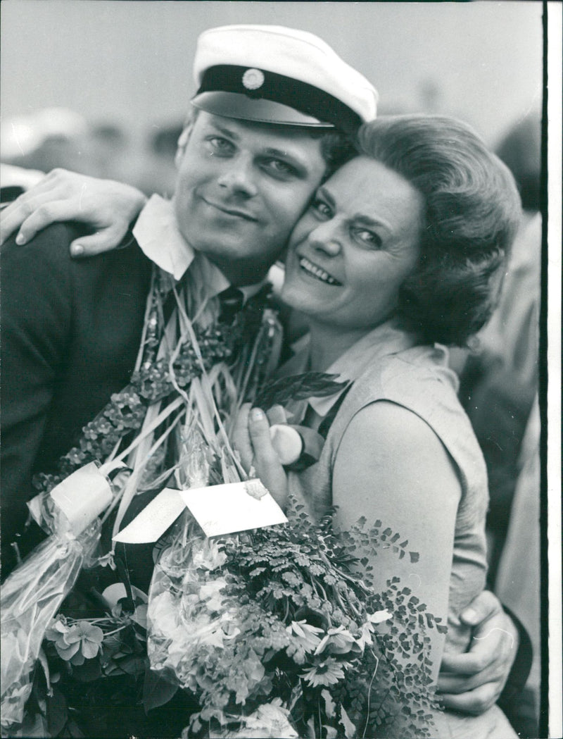 Gunnar KÃÂ¤llbom with mom at the student from Alvik's high school - Vintage Photograph