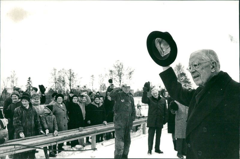 King Gustaf VI Adolf's trip to Falun / Dalarna November 1968. The king greets the valley people at the new Islingebron - Vintage Photograph