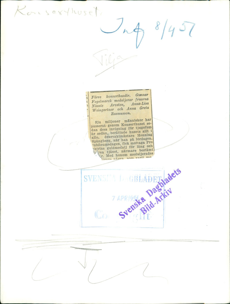 Previous concert halls. Gunnar Fogelmarck medals Ninnie Arvsten, Anna-Lisa Weingartner and Anna Greta Rasmusson - Vintage Photograph