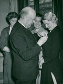 Previous concert halls. Gunnar Fogelmarck medals Ninnie Arvsten, Anna-Lisa Weingartner and Anna Greta Rasmusson - Vintage Photograph