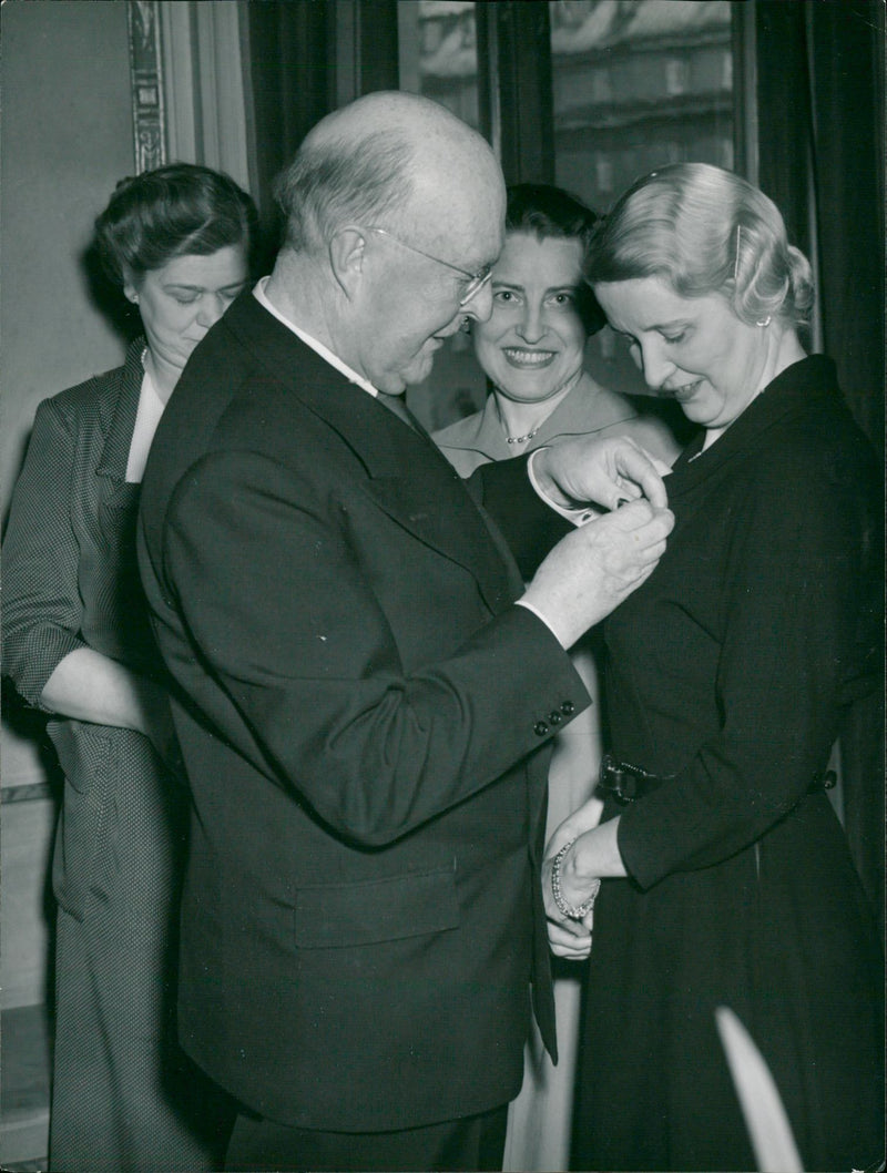 Previous concert halls. Gunnar Fogelmarck medals Ninnie Arvsten, Anna-Lisa Weingartner and Anna Greta Rasmusson - Vintage Photograph