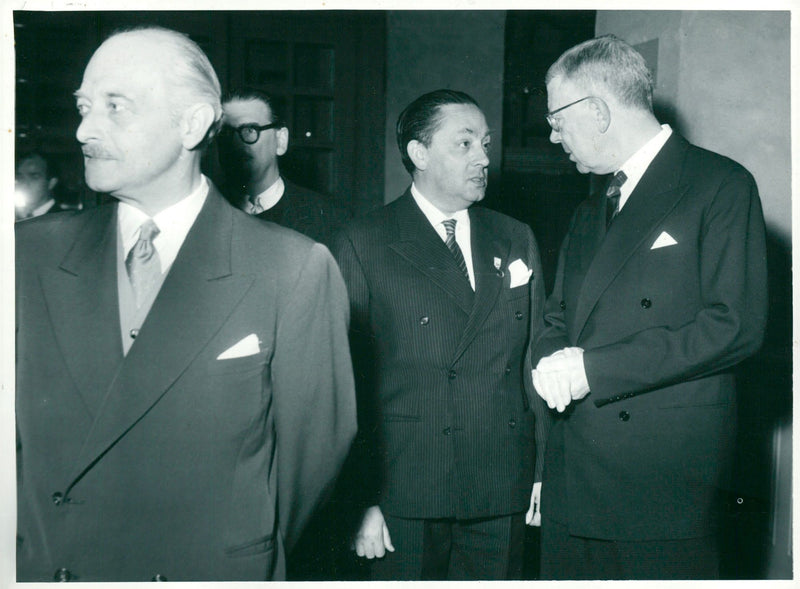 1956 COPYA TAU GOFFREDO SIHC HALL KING PETRASI SPEAKS MUSIC ENGLISH FESTIVAL - Vintage Photograph