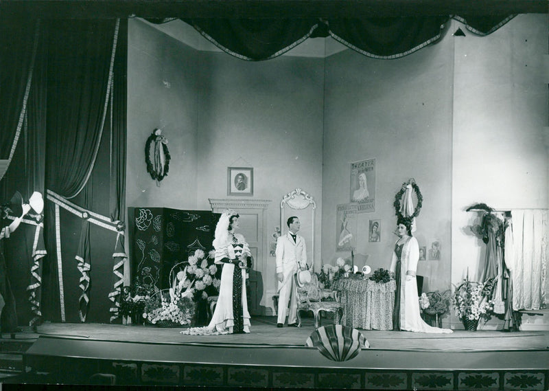 The "Three Rollers" opera at the Oscar Theater - Vintage Photograph