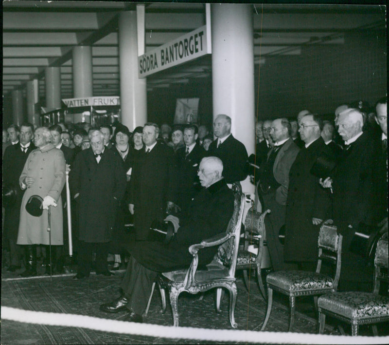 Södertunneln - The King listens to the parish council's Yngve Larsson's parables about the Queen of Mälard and the laced lady. - Vintage Photograph