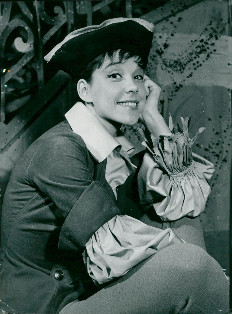 Odéon theater, Stockholm. Gunwer Bergquist as pirate girl Cluck in Povel Ramels and Hasse Ekmans musical "Funny Boy" - Vintage Photograph