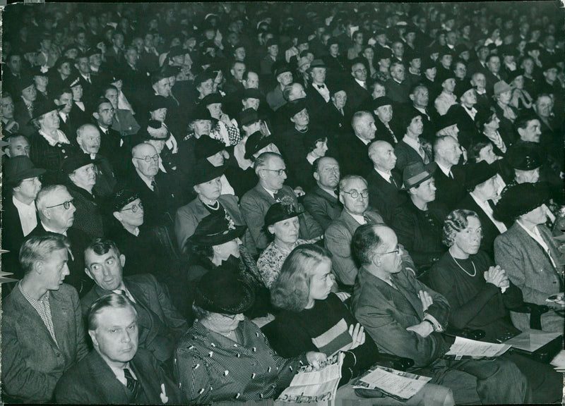 Right meeting in the Concert Hall - Vintage Photograph