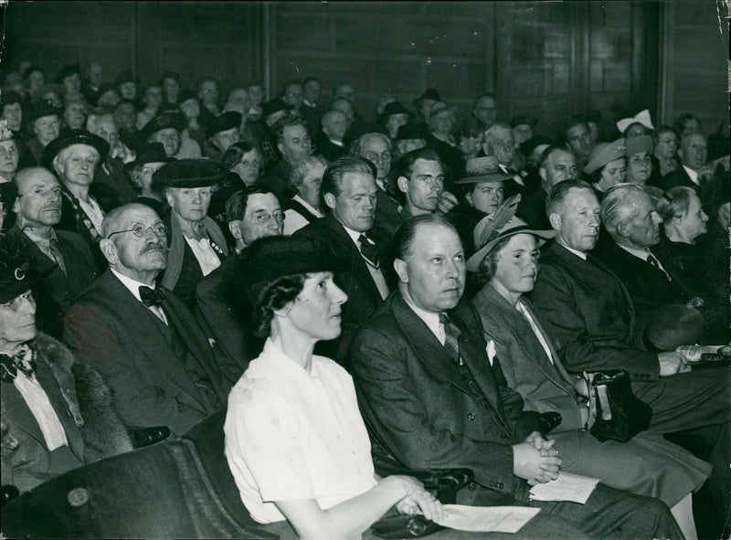 Right meeting in the Concert Hall - Vintage Photograph