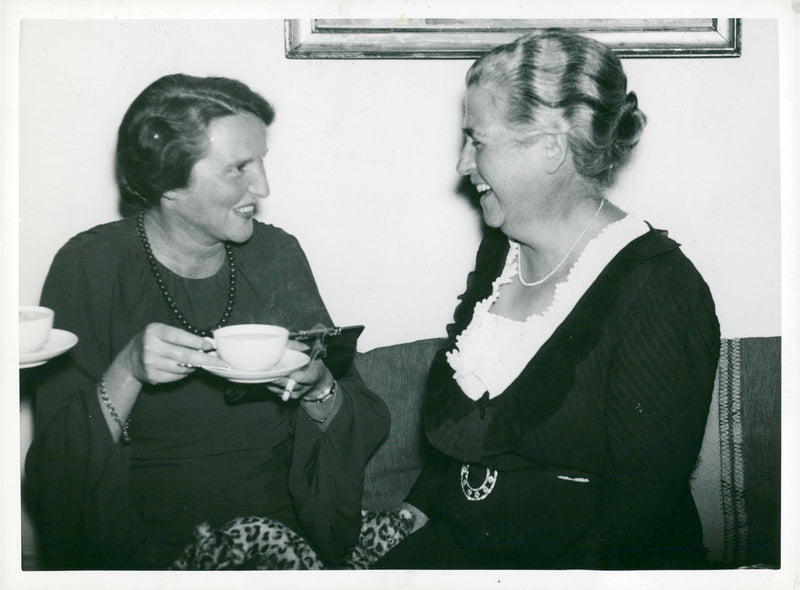 Swiss exhibition in Stockholm - Swiss minister's wife, m: me Dinichert (on the right) in consultation with tonight's concert artist, m: lle Fahrni. - Vintage Photograph