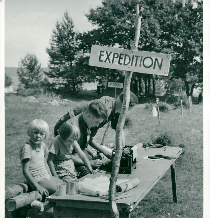 The picture shows the reader expedition. - Vintage Photograph