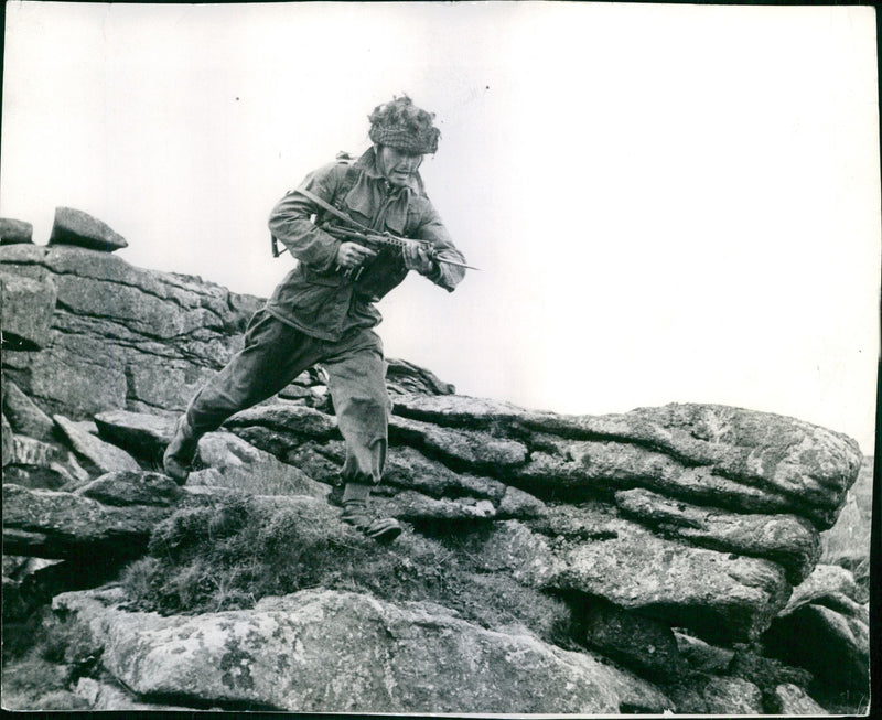 A new British bullet gun model of Sterling is undergoing test - Vintage Photograph