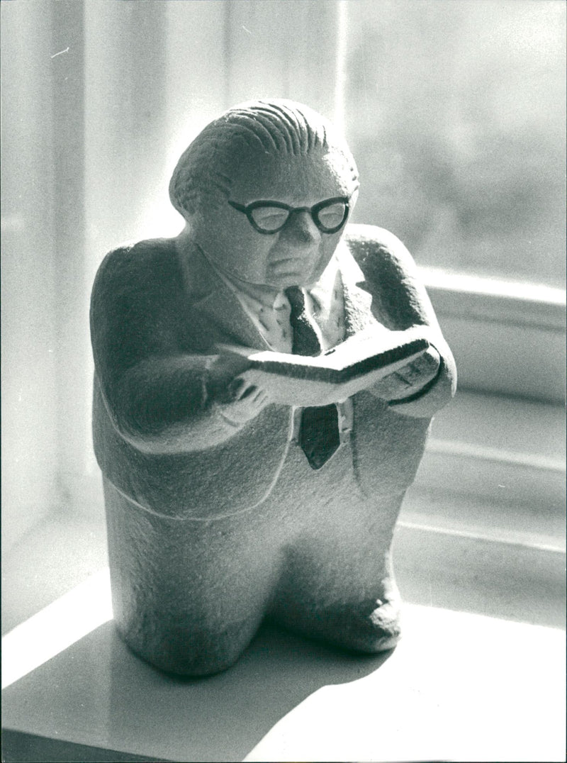 Swedish politician Gunnar Strang's funny sculpture - Vintage Photograph