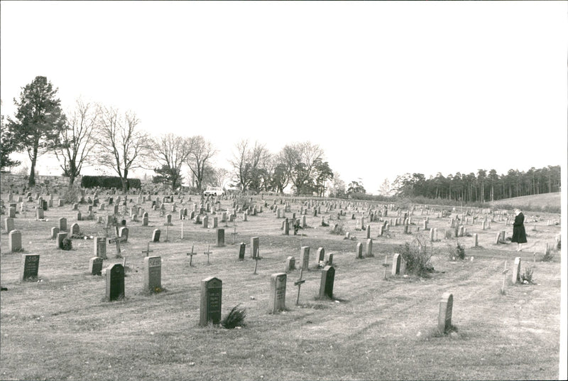 Sweden: SKOGSKYRKOGARDEN - Vintage Photograph