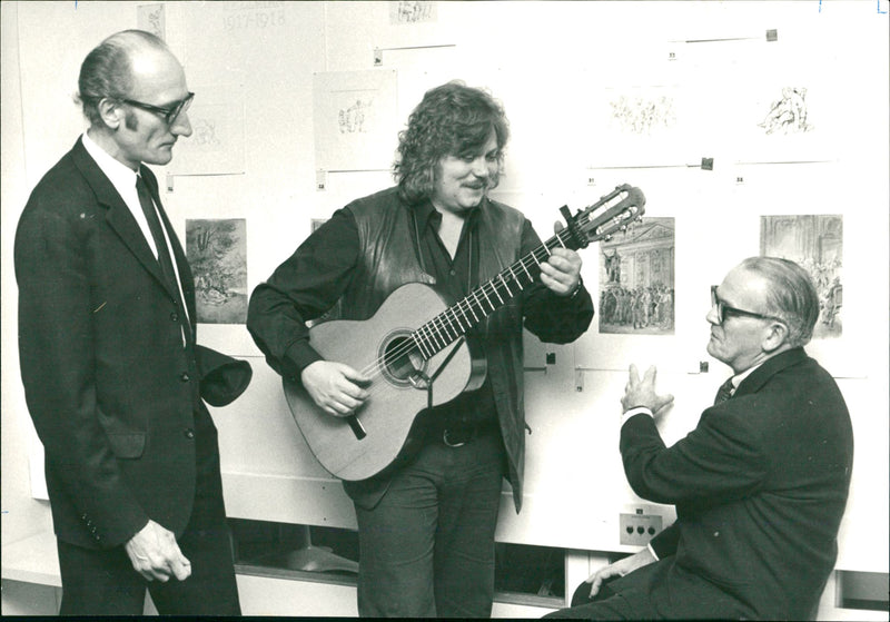 Troubador Pierre Ström (in the center) - Vintage Photograph