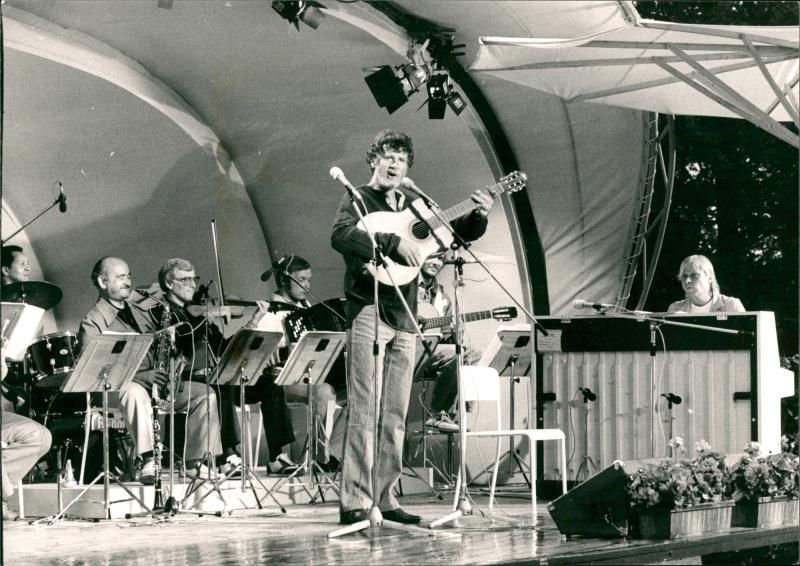 Carl-Anton Axelsson in Vita Bergen park - Vintage Photograph