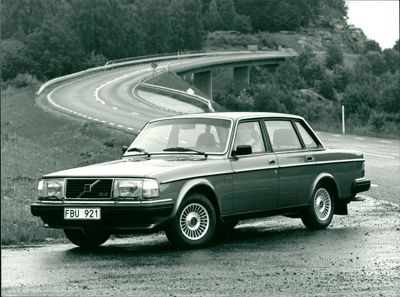 1983 VARIANT HAS HATCH STANDARD GLE AND CHASSIS VOLVO EXCLUSIVE SLIGHTLY SOFTER - Vintage Photograph