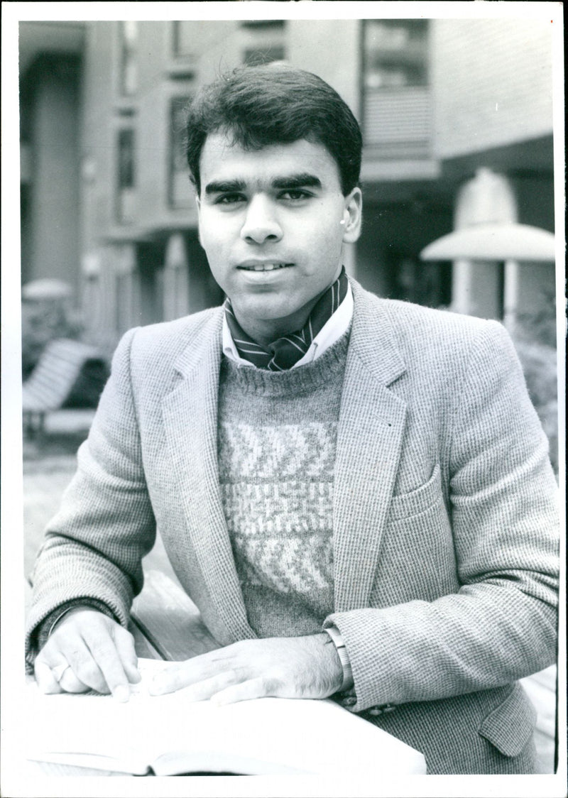 >>>>
ROBIN GREEN 194 Rochester Avenue , Rochester , Kent . ME1 2DR EDBP.9 Slc x - Vintage Photograph