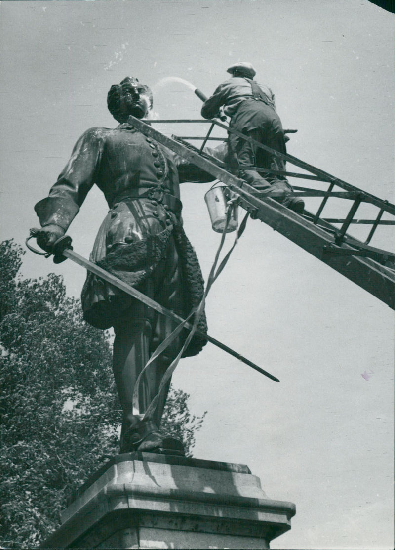 Stockholm: statues and sculptures. Washing Karl XII - Vintage Photograph