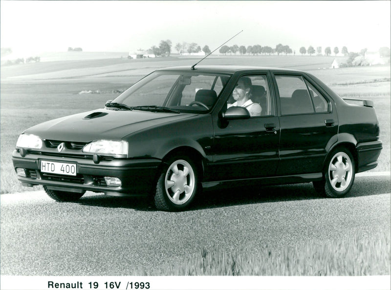 Renault 19 16V /1993 - Vintage Photograph