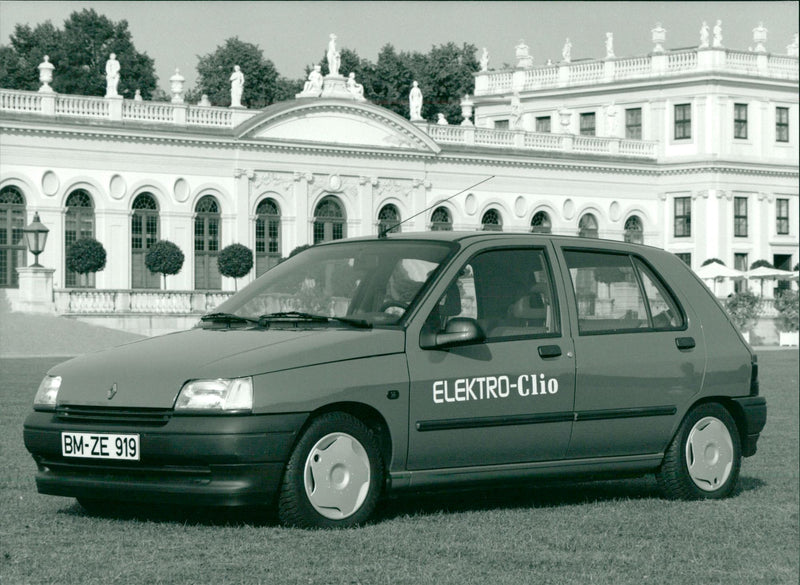 Renault Clio Elektro - Vintage Photograph