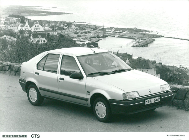 Renault 19 GTS - Vintage Photograph