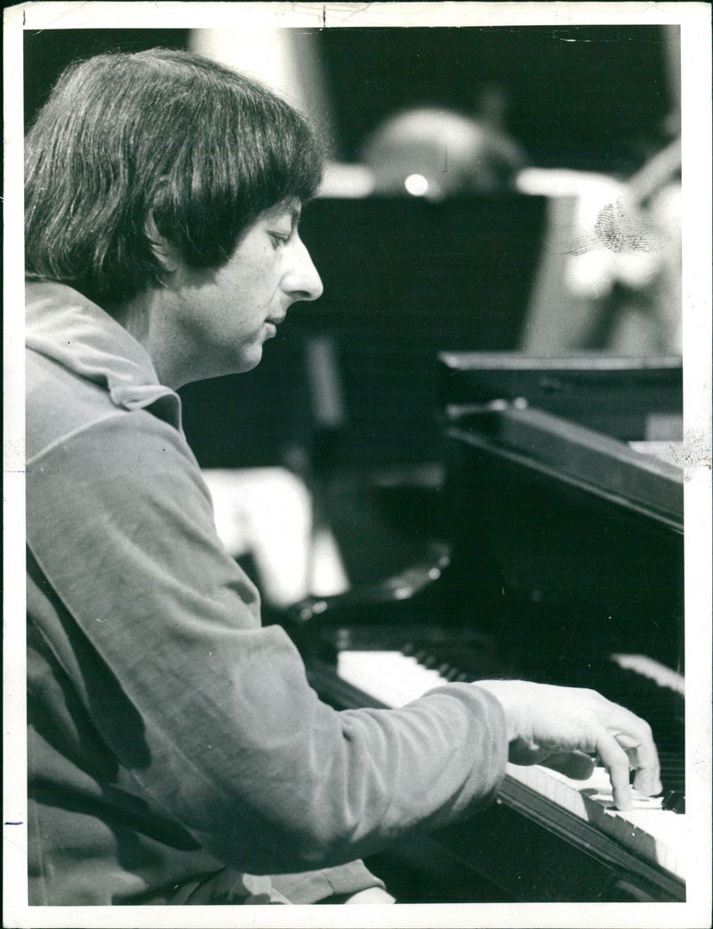 André Previn playing the piano in the TV series "Andre Previn's Music Night", 04.07.1972. - Vintage Photograph