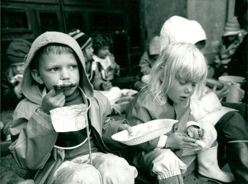 WAVE LUNCH HANDCRAFTED RAIN DAYCARE WHICH CONCERT HOUSES - Vintage Photograph