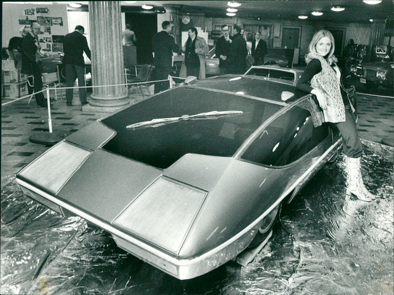 The cars. The American future car Ikenga with computer and photocells equipment and 3,5 liter Buick engine - Vintage Photograph