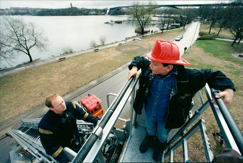 1996 VOLVO SPOT STOCKHOLM SWEDEN CODE BOTHES DANIEL LEIF JANSSON - Vintage Photograph