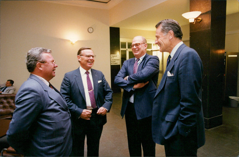 SE Banken's director Jacob Palmstierna with attorneys. - Vintage Photograph