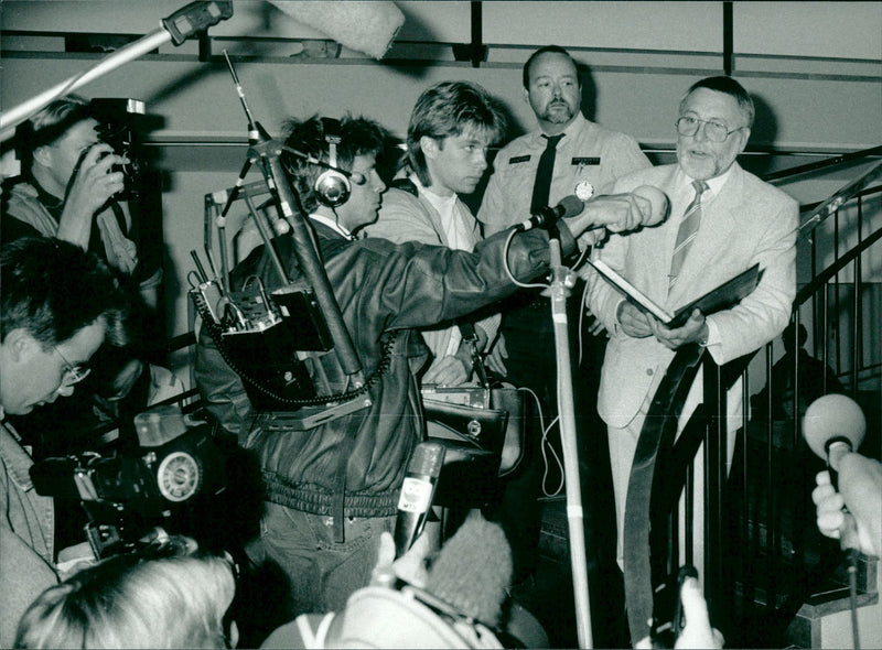 The murder trial of Olof Palme. Bureau chief Bertil Hagberg read the following message from the chairman of the court Carl Anton Spak. - Vintage Photograph