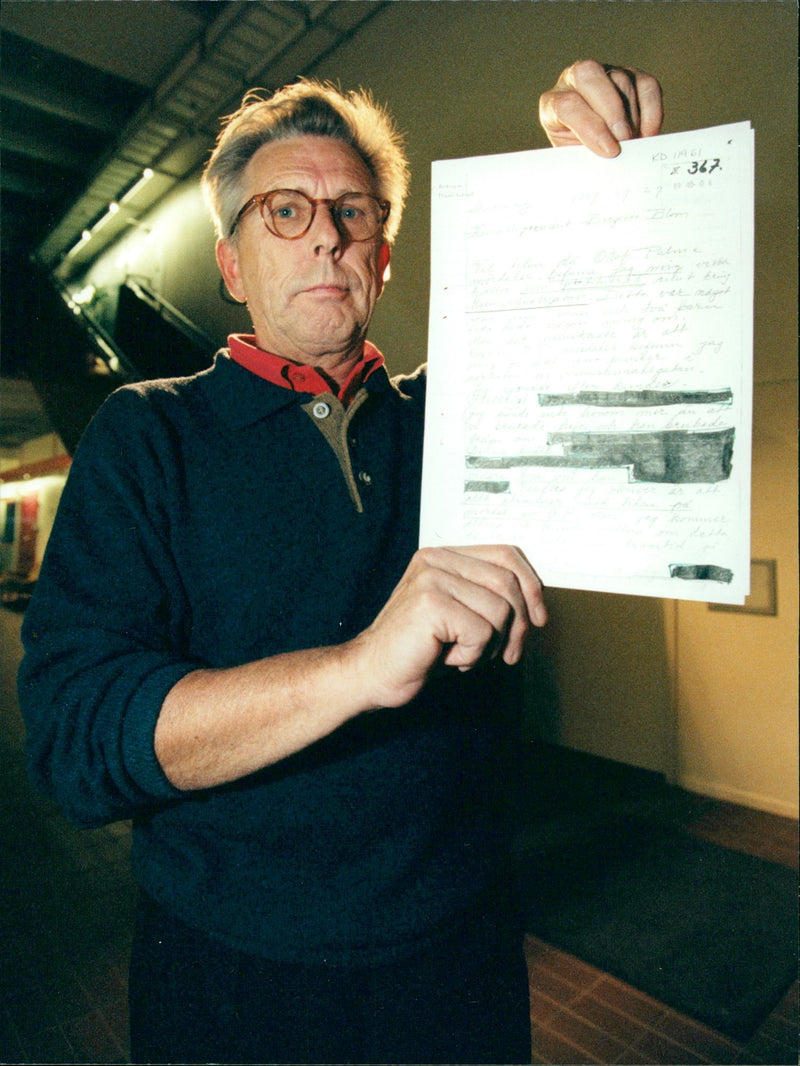 Ake Röst at the crime police with the letter written by a prostitute, and where she points out Christer Pettersson as the man she saw near Malmskillnadsgatan just when Olof Palme was murdered. - Vintage Photograph