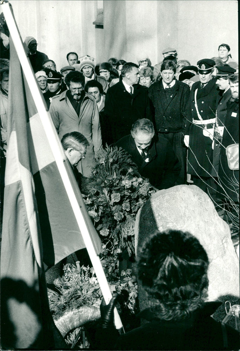 Olof Palme, Swedish Prime Minister.Adolf fredriks church garden, on the day one year after the murder Sten Andersson and Thage Peterson puts a flower crown on the grave - Vintage Photograph