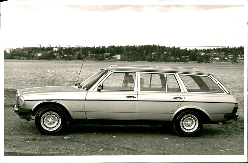 Mercedes-Benz 200 Combi - Vintage Photograph