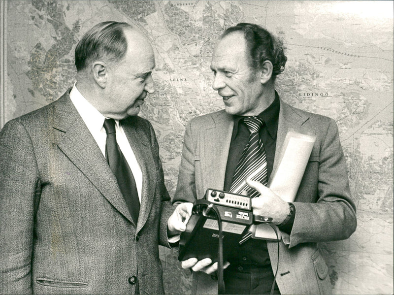 Minister of Justice Sven Romaus and Paul Jonsson during the Riksdag 1977. - Vintage Photograph