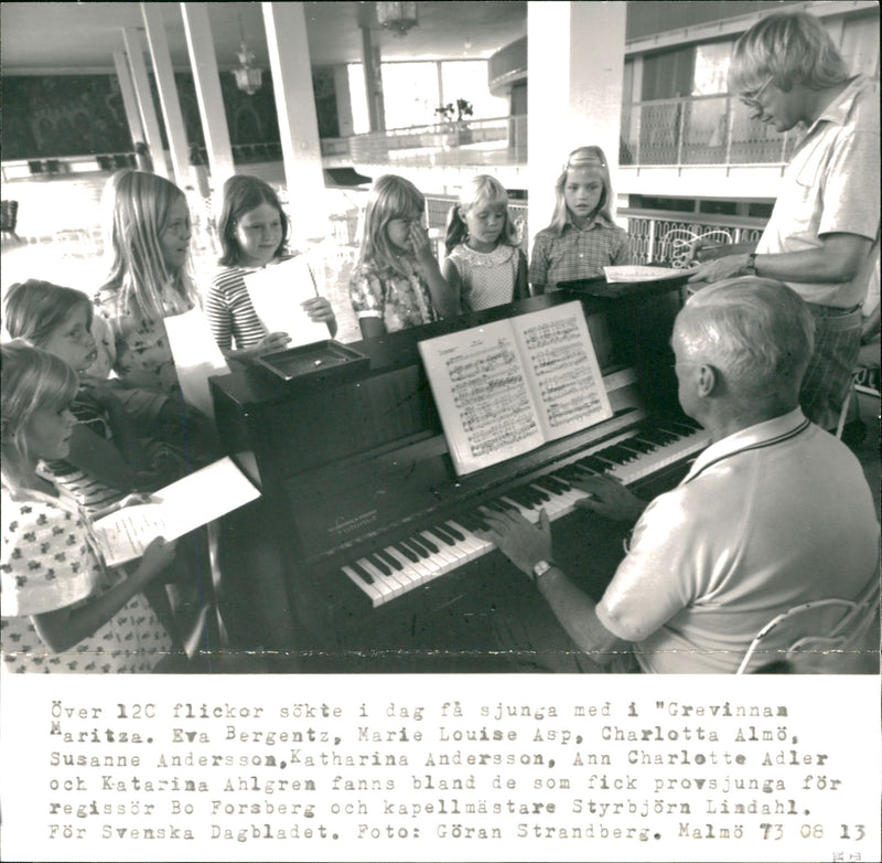 Girls today sought to sing along in '' Countess Maritza '' - Vintage Photograph