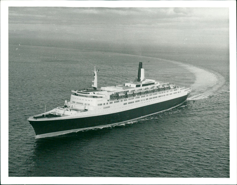 REAL VESSEL QUEEN ELISABETH - Vintage Photograph