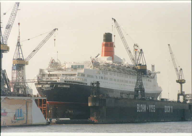 REAL VESSEL QUEEN ELISABETH - Vintage Photograph