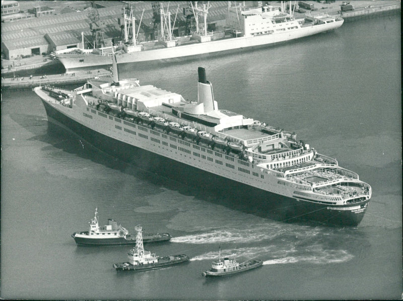 REAL VESSEL QUEEN ELISABETH - Vintage Photograph