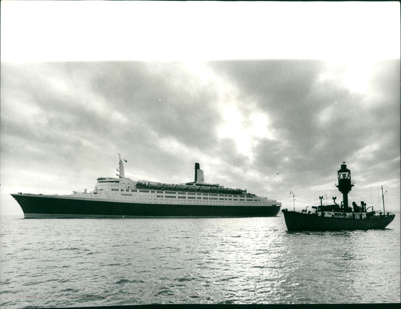 REAL VESSEL QUEEN ELISABETH - Vintage Photograph