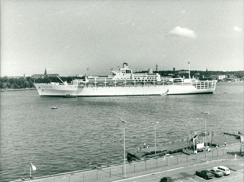 Cunarder Queen Elizabeth 2 and Statue of Liberty. - Vintage Photograph