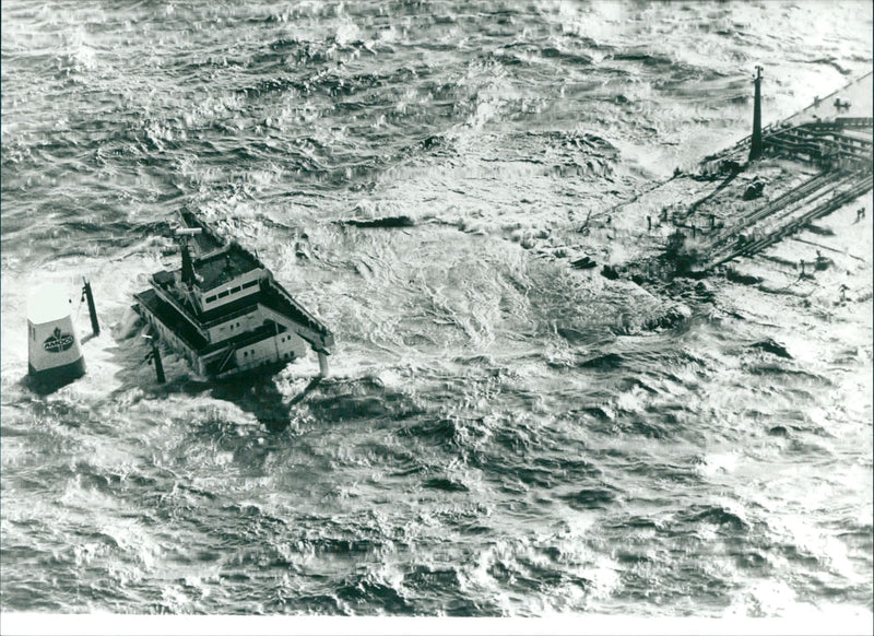 Supertanker "Amoco Cadiz" blown up. Oil spill disaster on the Brittany coast. - Vintage Photograph