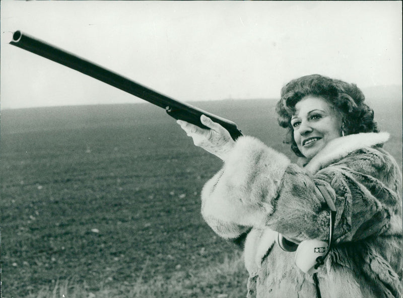 Actress Pat Phoenix with a shotgun, was pictured clay pigeon shooting during a week's stay at Leicestershire Health Farm. - Vintage Photograph