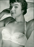 Neck-hung model with elastic velvet. - Vintage Photograph
