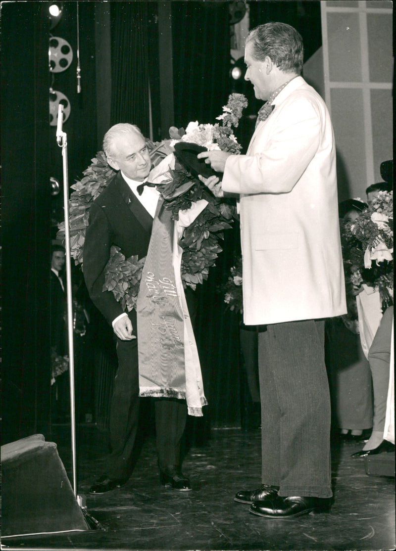 Stig Jarrel dedicated an anniversary number to the stock wreath Erik Zetterström. - Vintage Photograph